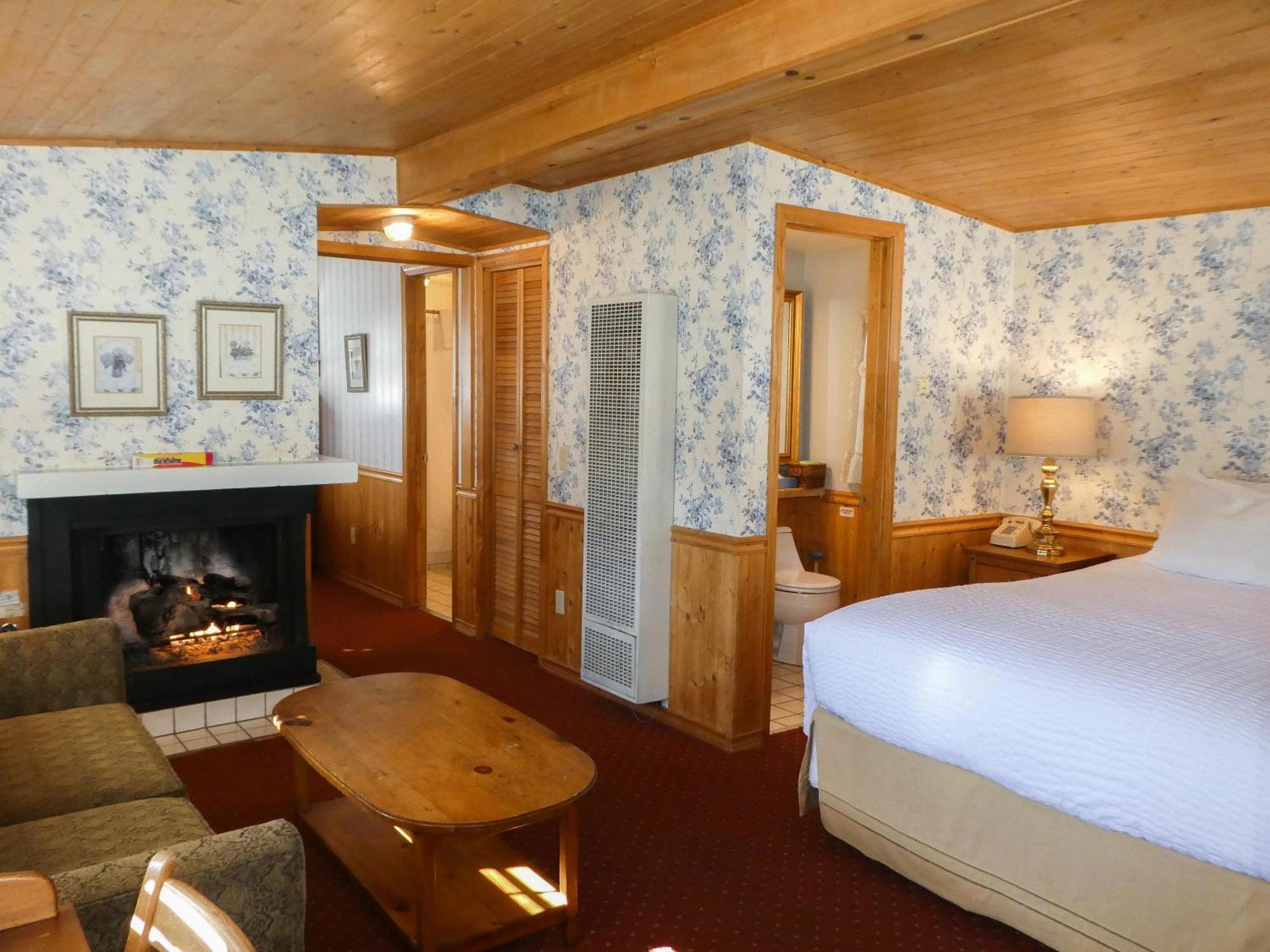 Carmel Fireplace Inn Room photo