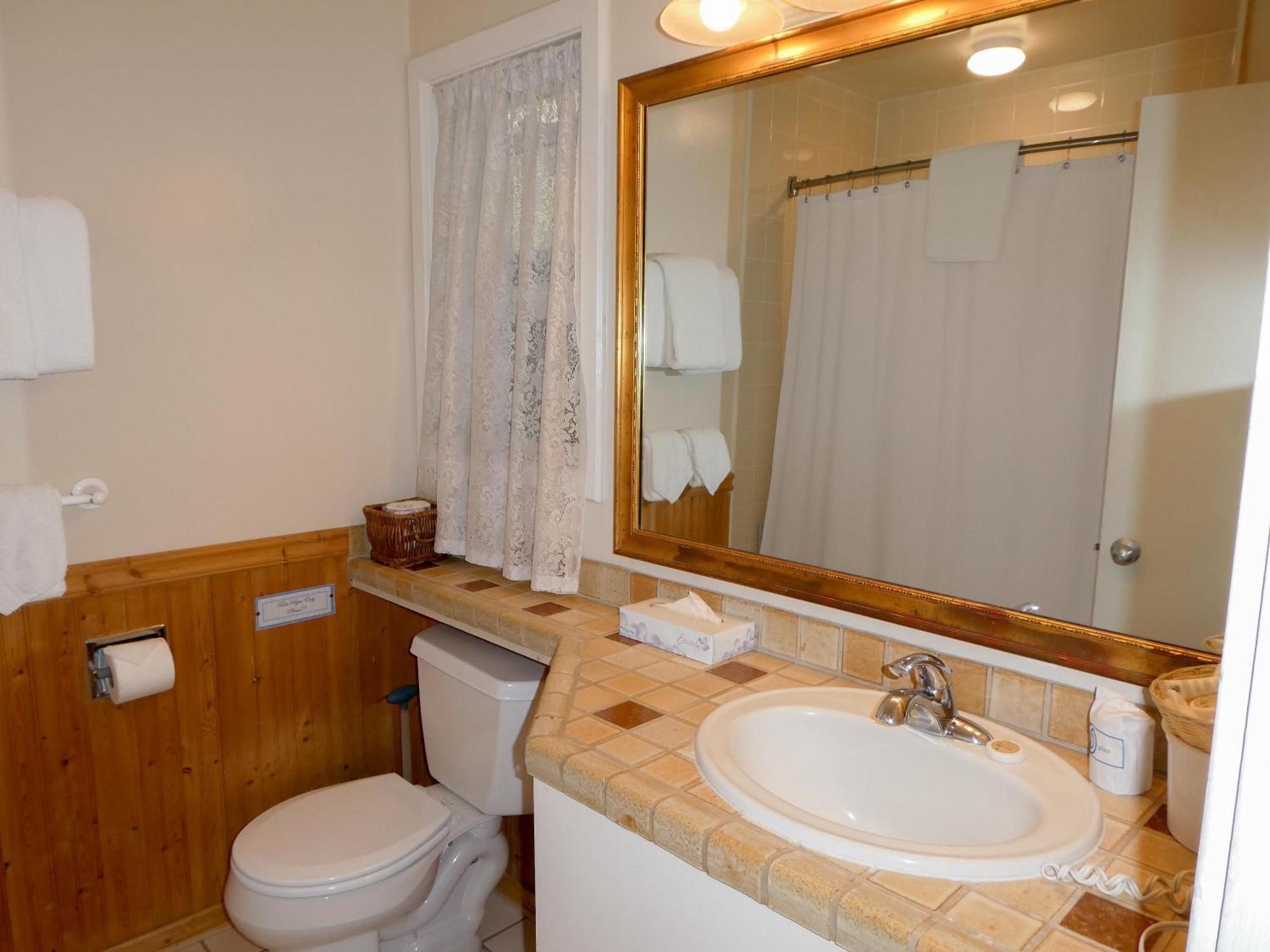 Carmel Fireplace Inn Room photo