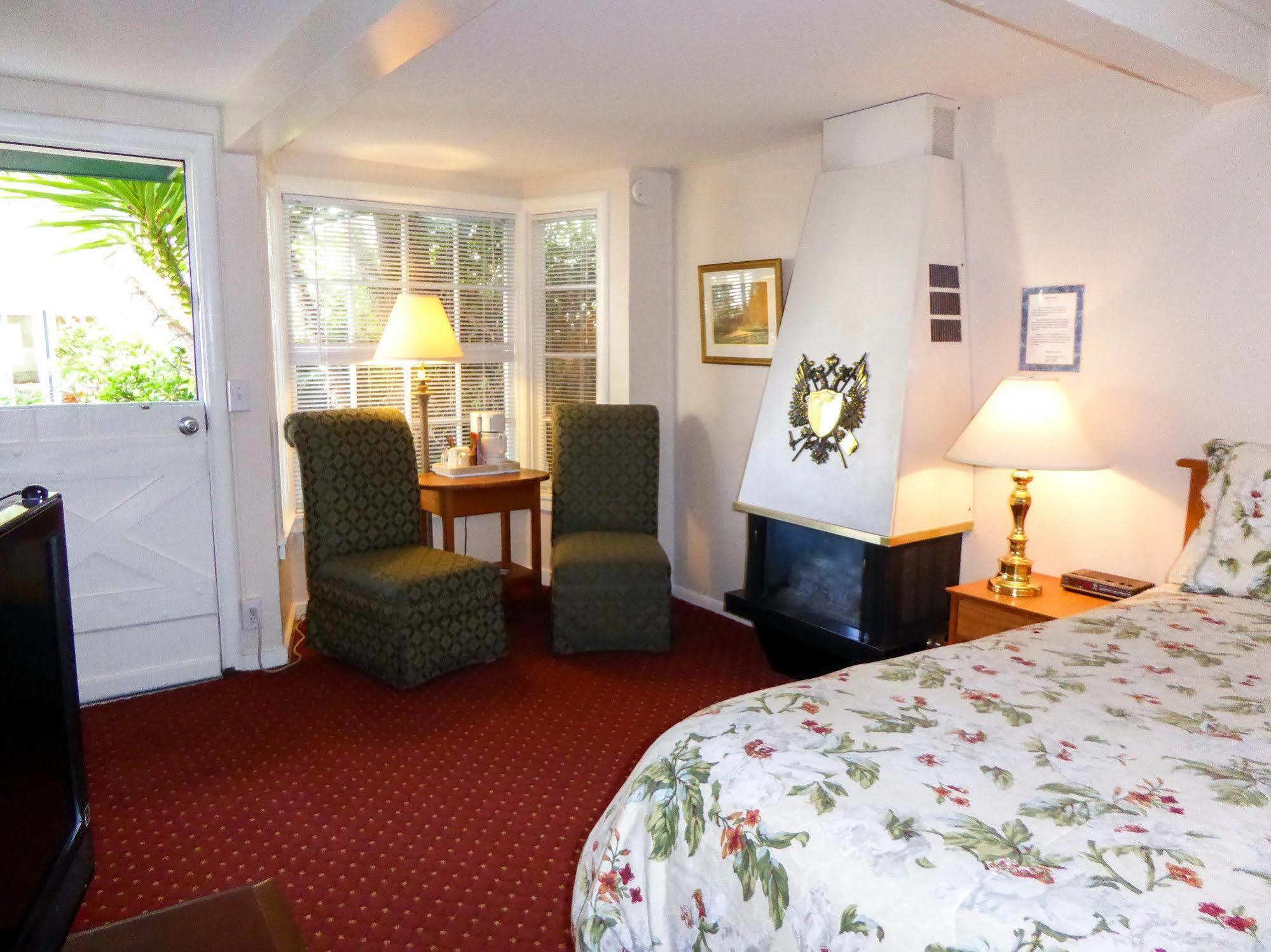 Carmel Fireplace Inn Exterior photo
